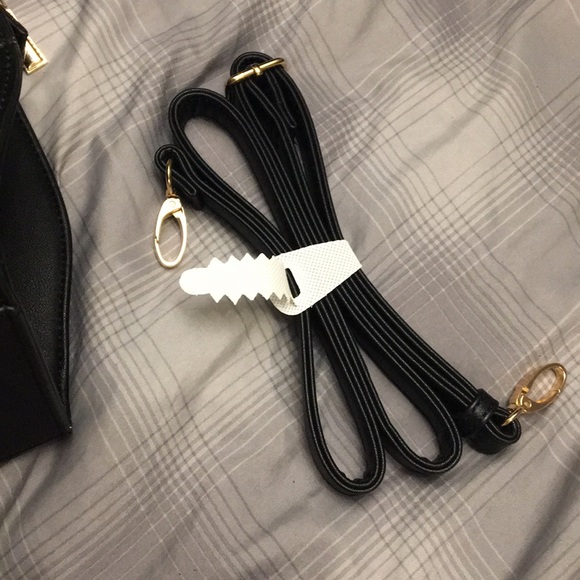 🔵Faux Leather Black Handbag🔵 - Picture 4 of 8